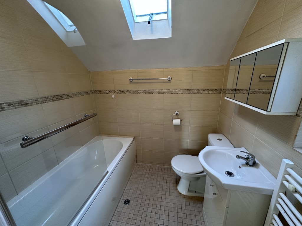 Lot: 135 - DETACHED COTTAGE FOR REFURBISHMENT ON 1.23 ACRES OF GROUNDS - Ground Floor Bathroom